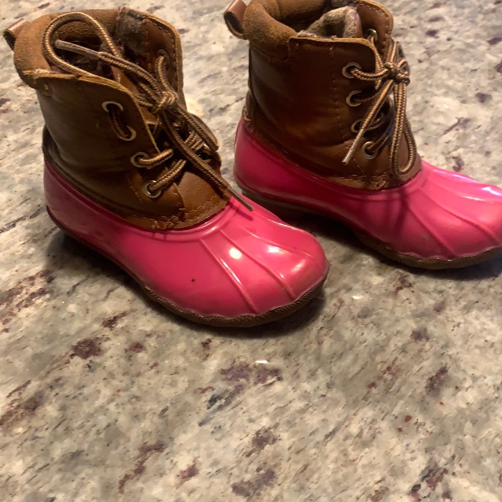 Adorable pink duck boots for your little girl! Sz7